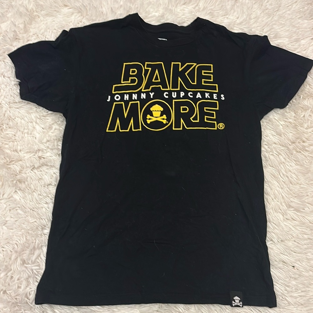 Johnny Cupcakes bake more tee size S
